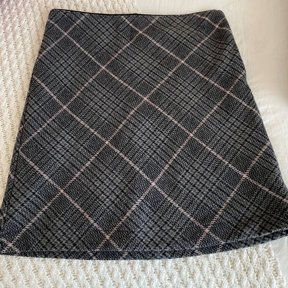 Abercrombie & Finch Skirt - Grey, Black and Pink - Size Small